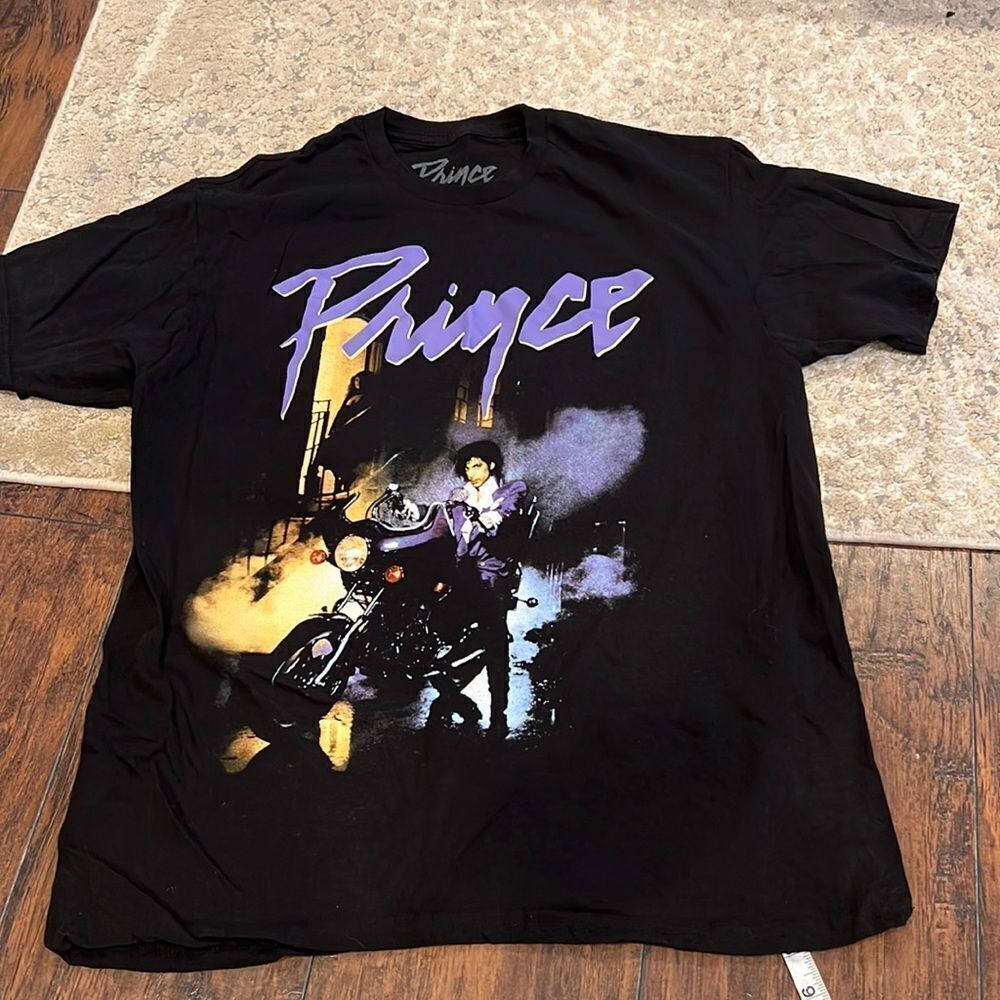 Officially Licensed Prince Purple Rain T-shirt
Short-Sleeve
Graphic‎ Tee size L